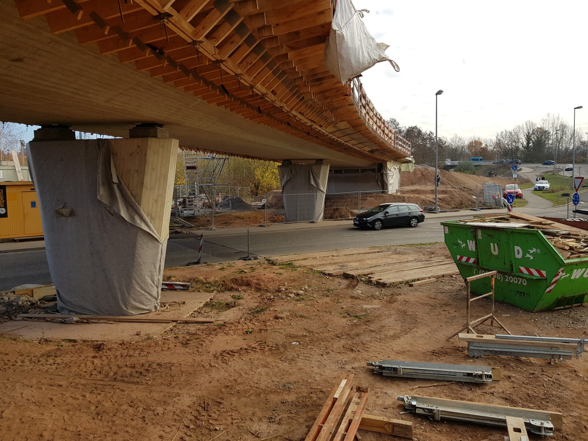 Abbruch und Wiederherstellung der Asphaltdecke am Bahnübergang BÜ55 – LBM Worms