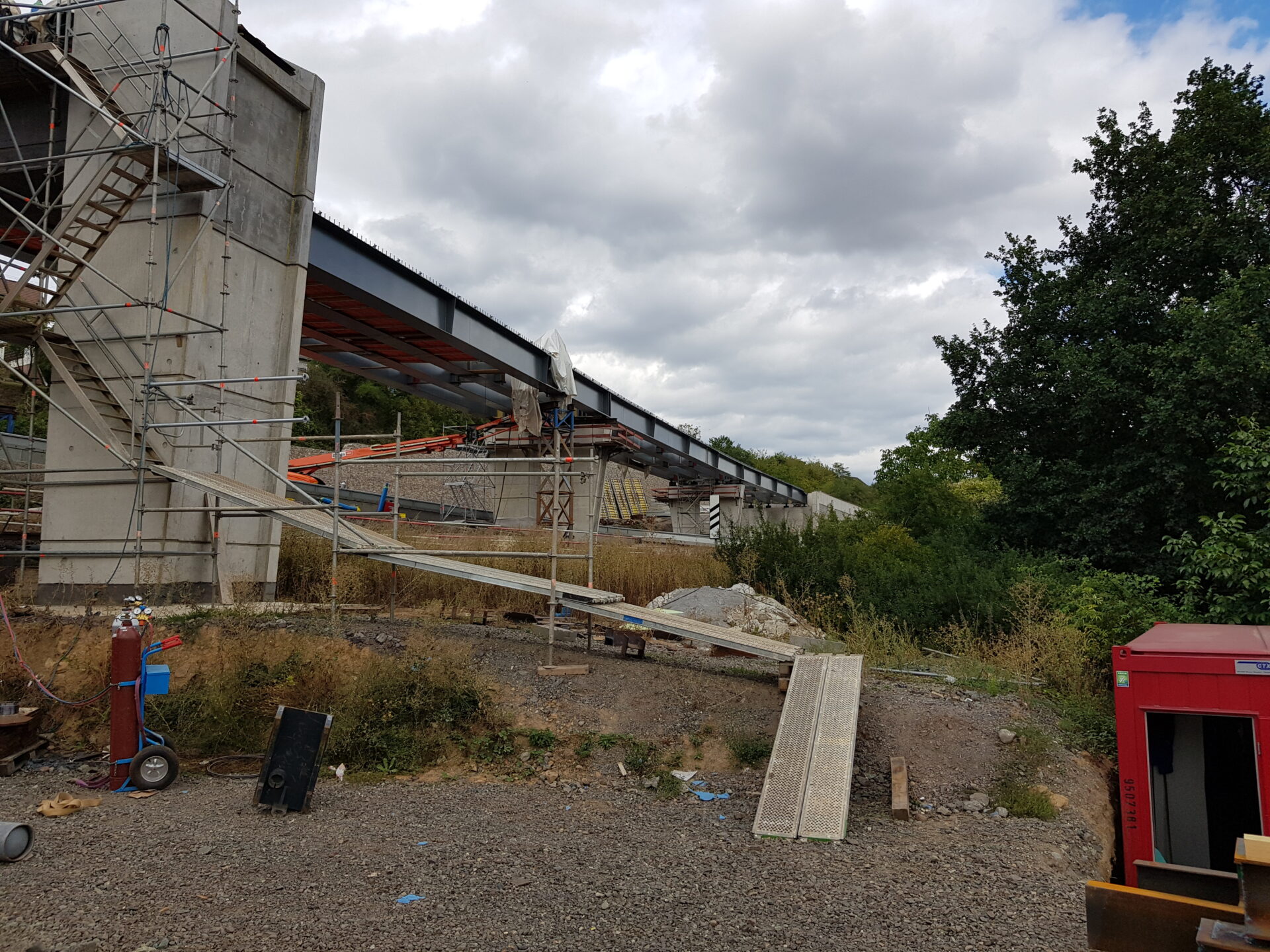 Abbruch und Wiederherstellung der Asphaltdecke am Bahnübergang BÜ55 – LBM Worms