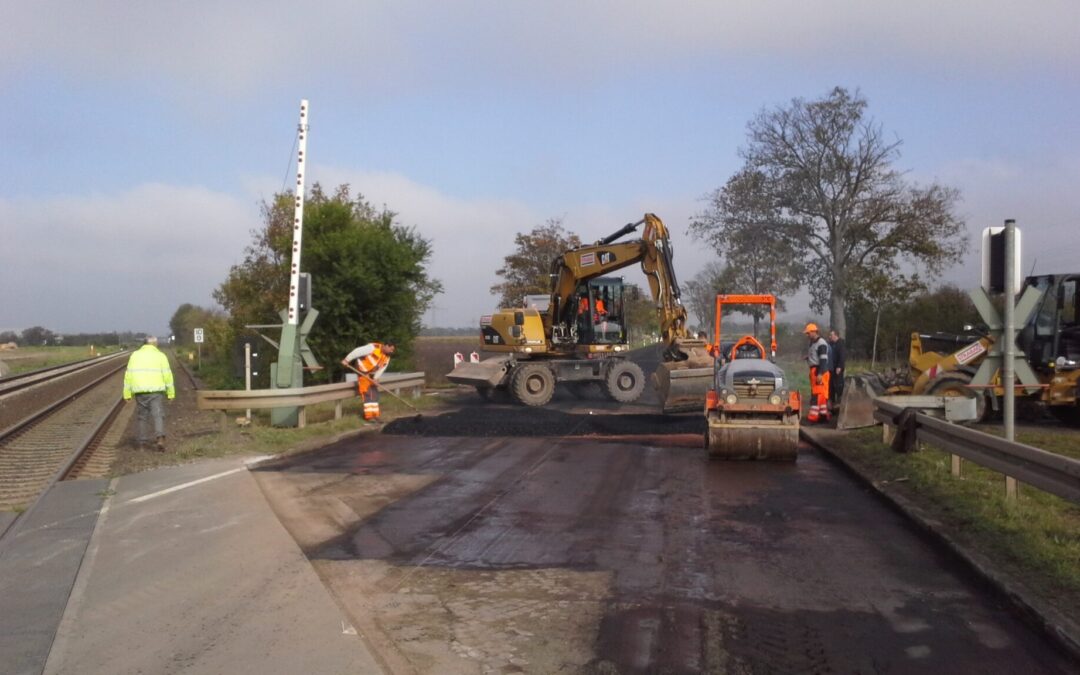 Asphaltarbeiten am Bahnübergang BÜ55 – Gensingen