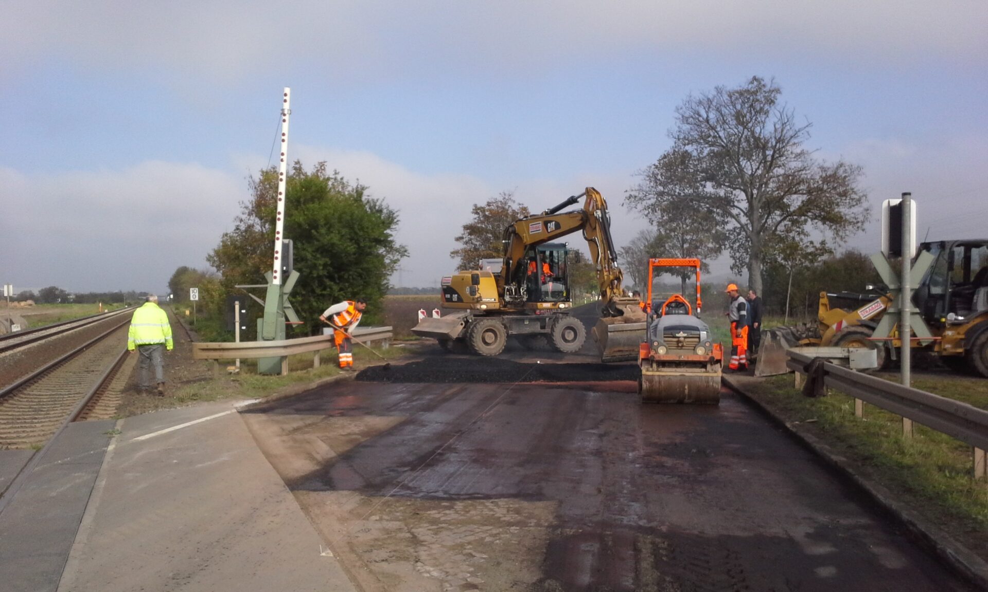 Abbruch und Wiederherstellung der Asphaltdecke am Bahnübergang BÜ55 – LBM Worms