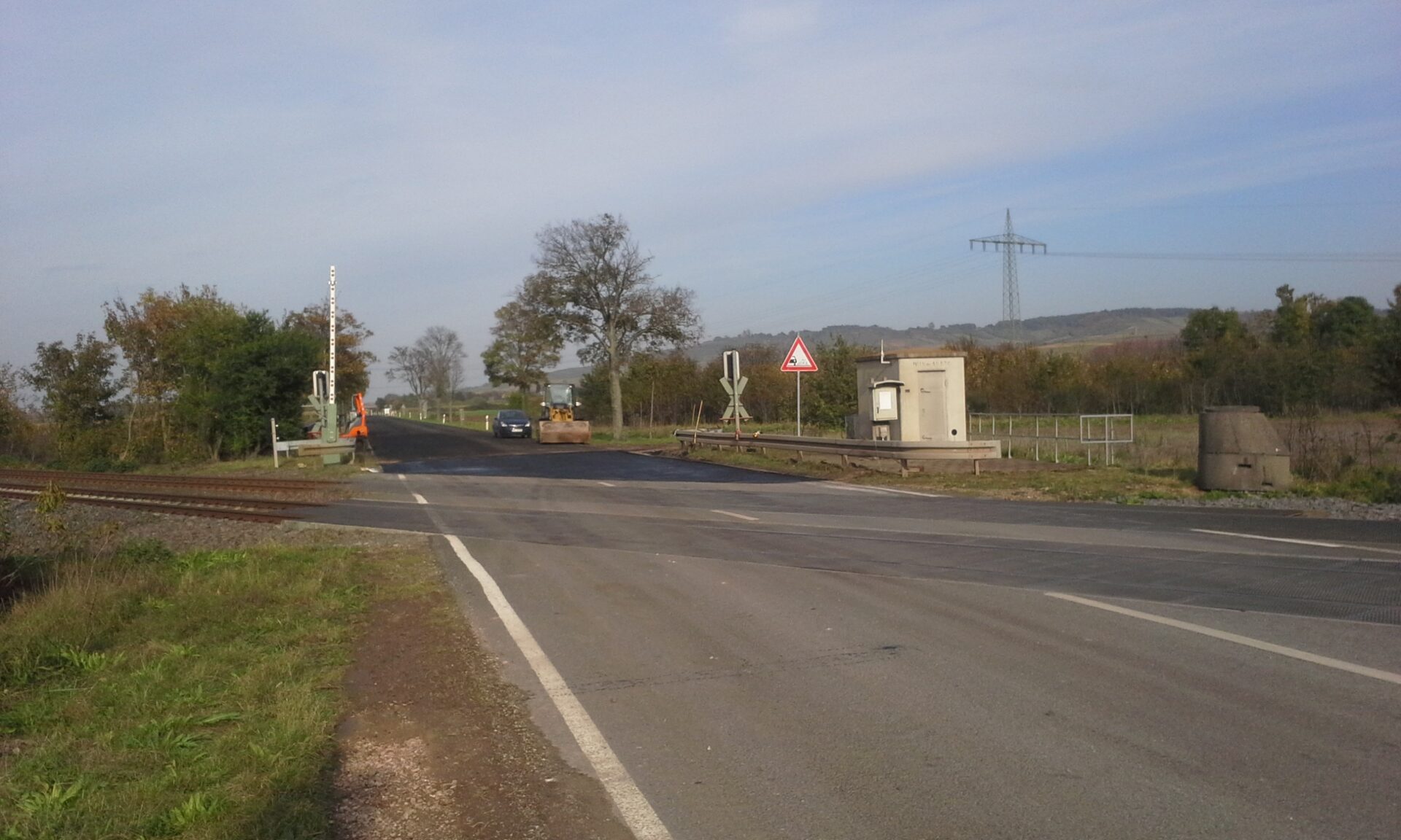 Abbruch und Wiederherstellung der Asphaltdecke am Bahnübergang BÜ55 – LBM Worms