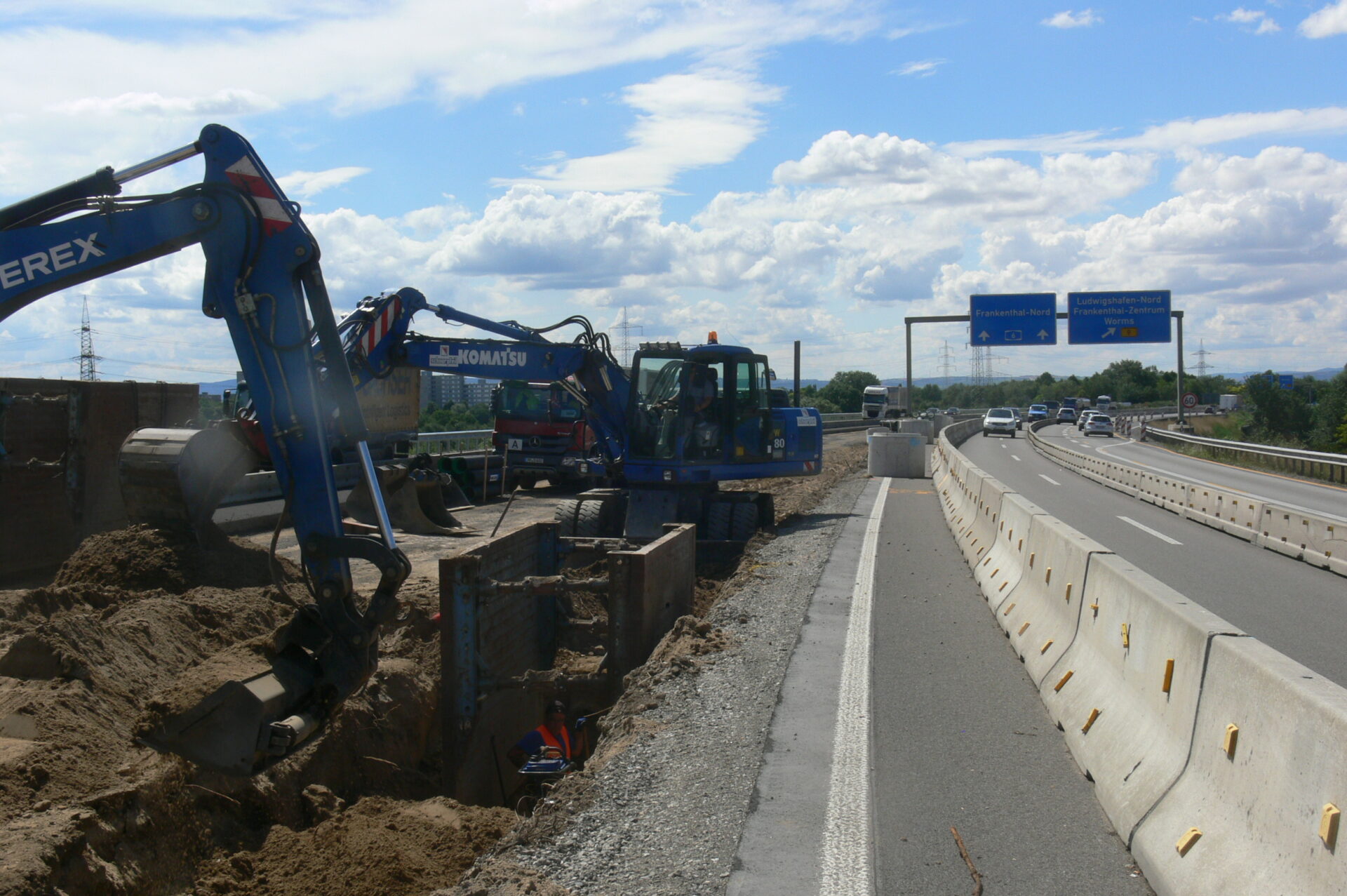 Abbruch und Wiederherstellung der Asphaltdecke am Bahnübergang BÜ55 – LBM Worms