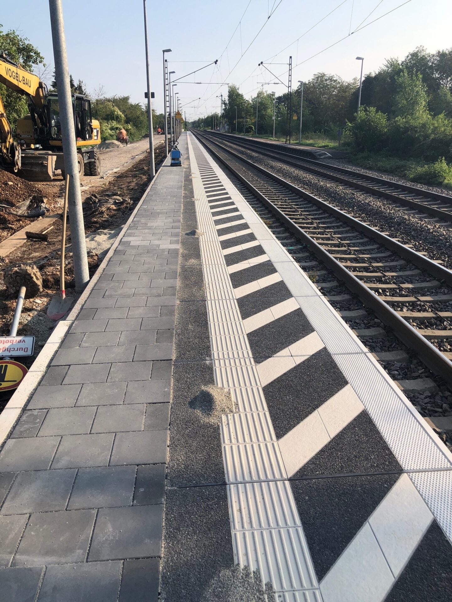 Abbruch und Wiederherstellung der Asphaltdecke am Bahnübergang BÜ55 – LBM Worms