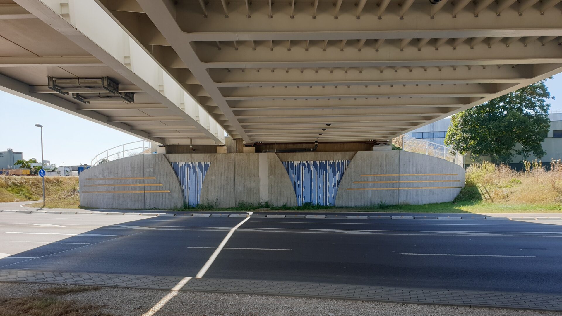 Abbruch und Wiederherstellung der Asphaltdecke am Bahnübergang BÜ55 – LBM Worms