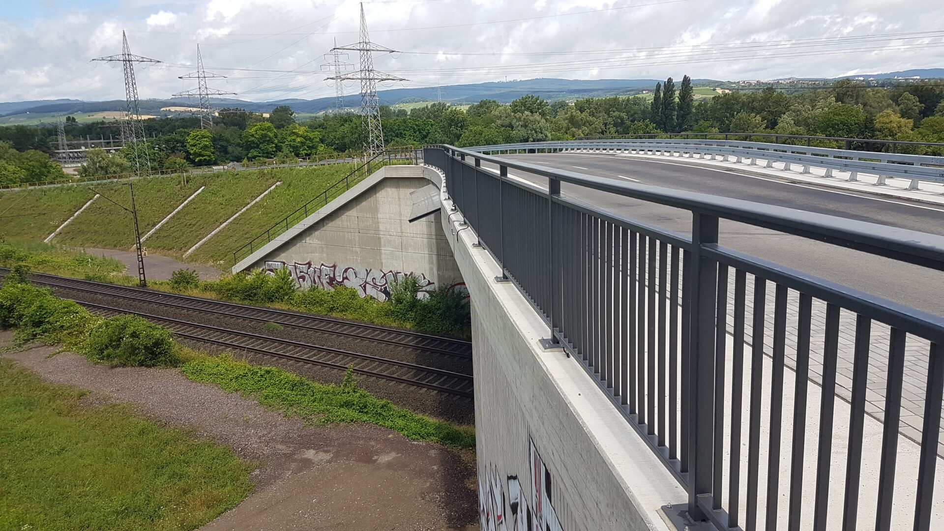 Abbruch und Wiederherstellung der Asphaltdecke am Bahnübergang BÜ55 – LBM Worms