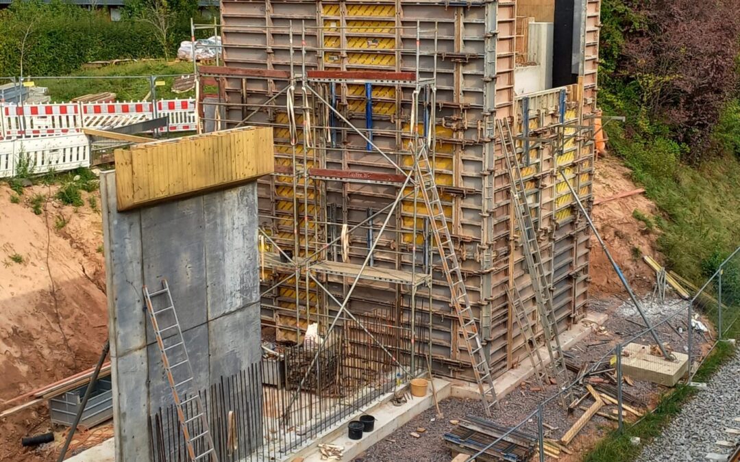 Stützwand und Rad-/Gehwegüberführung – Merowingerstraße, Landau