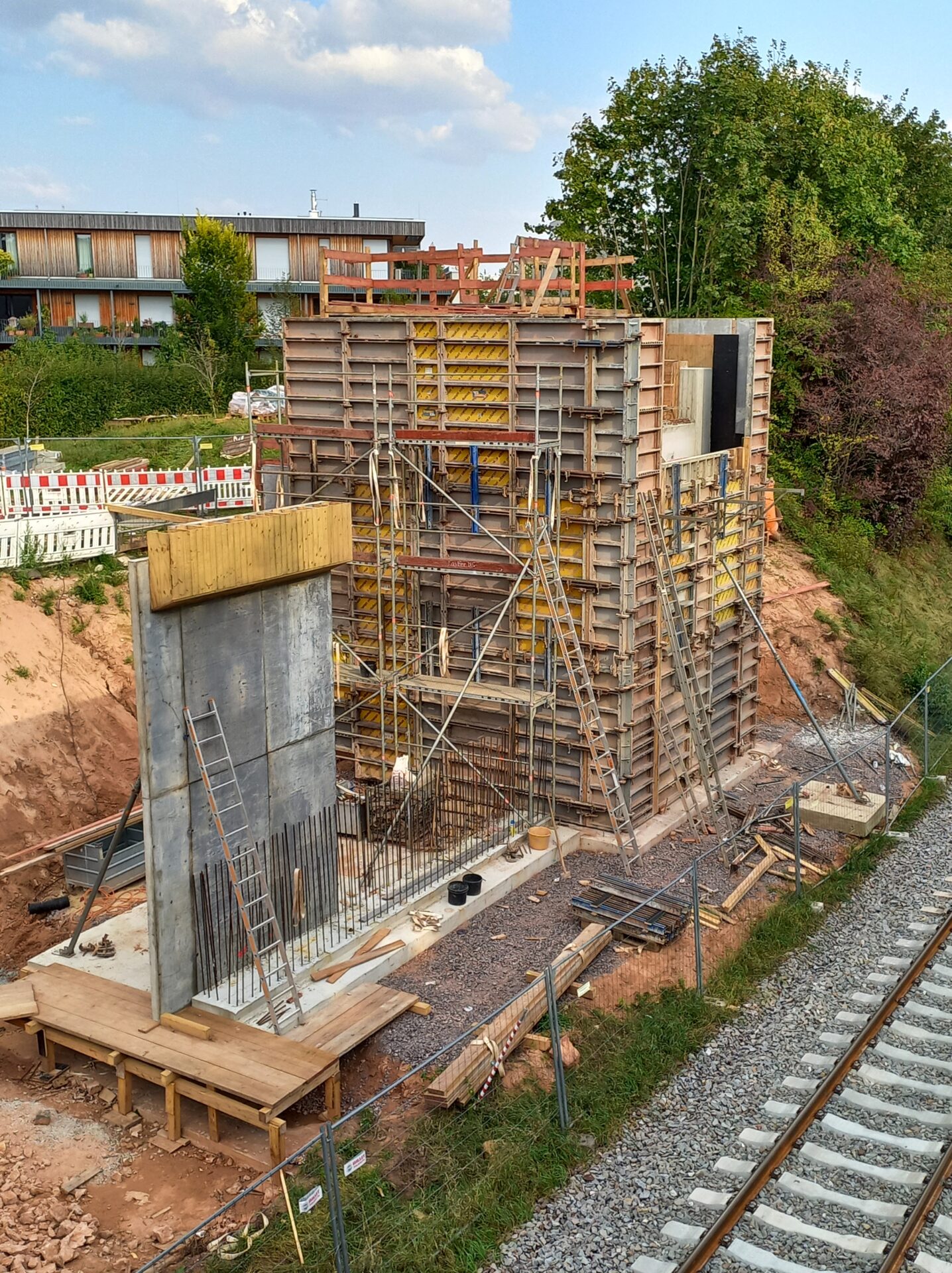 Abbruch und Wiederherstellung der Asphaltdecke am Bahnübergang BÜ55 – LBM Worms