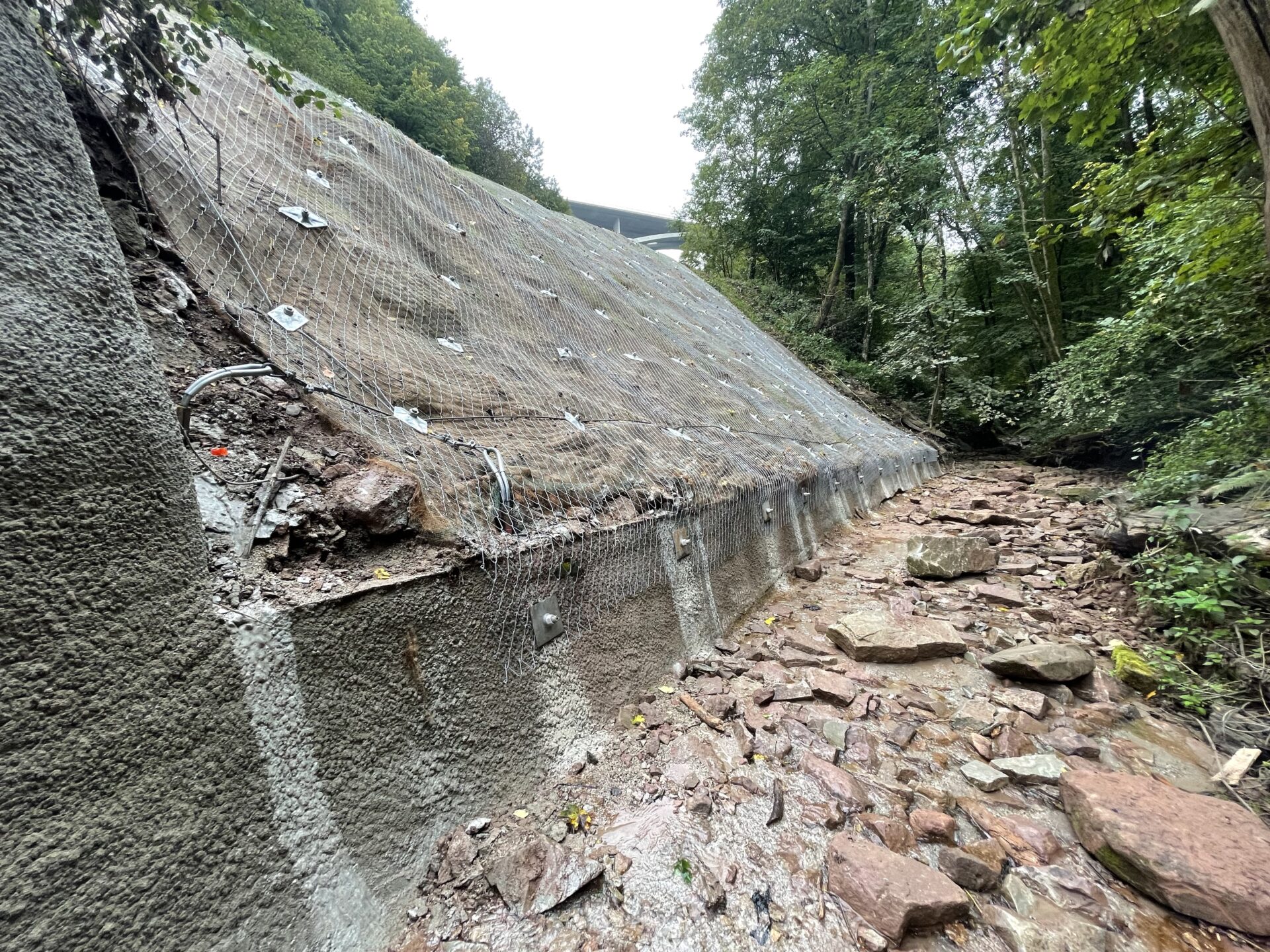 Abbruch und Wiederherstellung der Asphaltdecke am Bahnübergang BÜ55 – LBM Worms