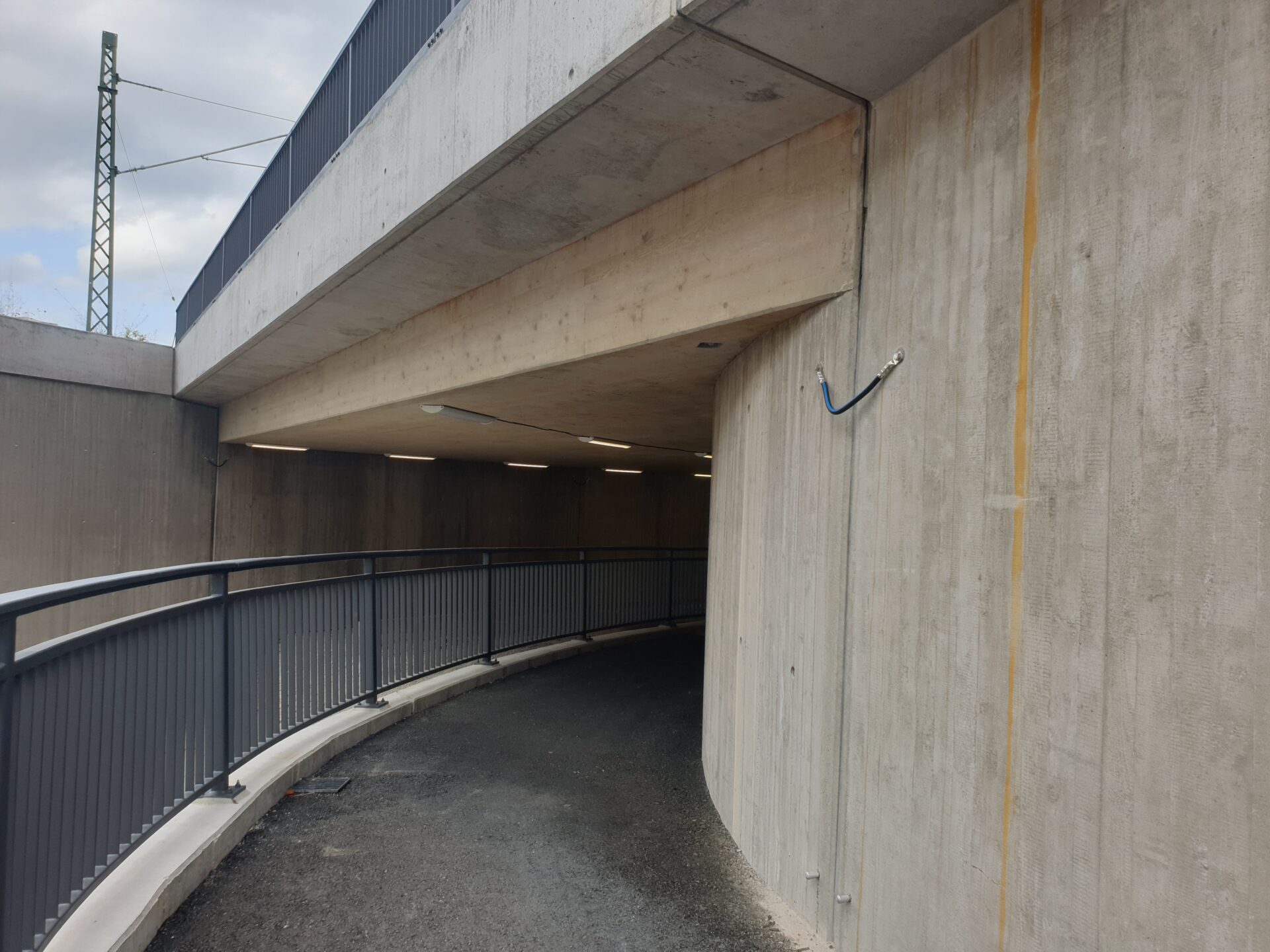 Abbruch und Wiederherstellung der Asphaltdecke am Bahnübergang BÜ55 – LBM Worms